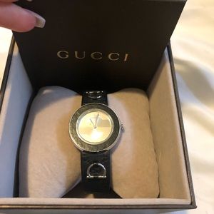 Gucci leather watch good condition